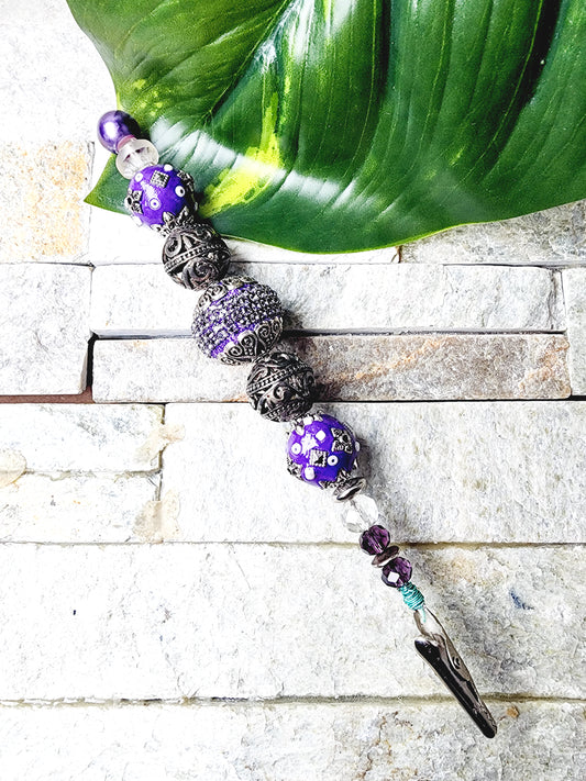 beaded clip tool for bracelets and cards