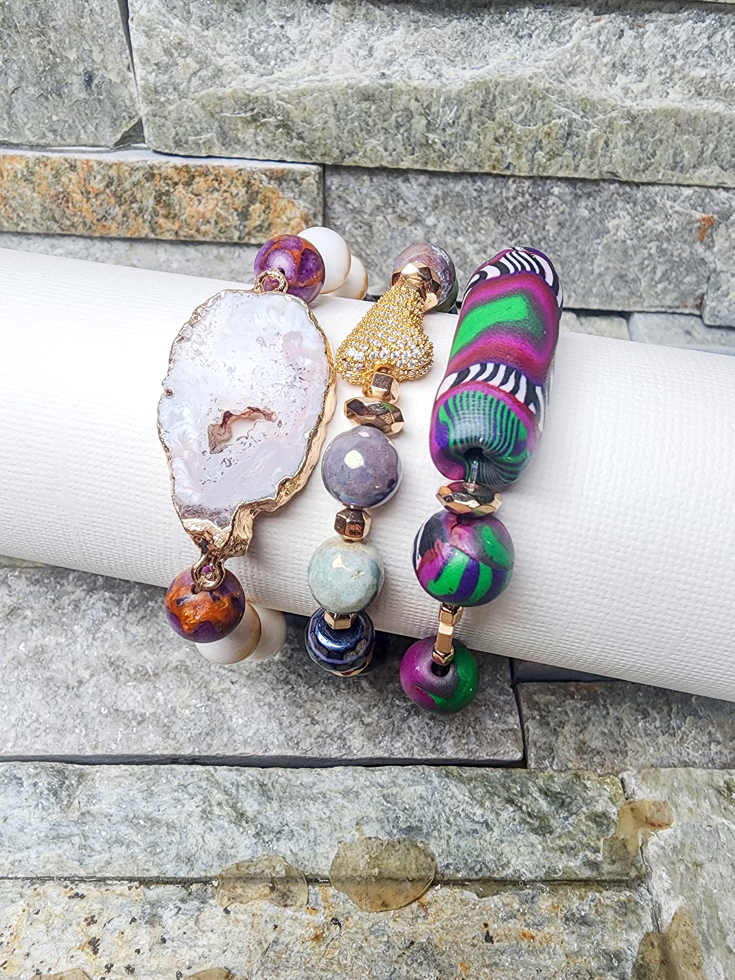 RHYTHM CRYSTAL BRACELET STACK WITH NATURAL AGATE SLICE AND BOLD POLYMER CLAY - ELEMENTAL HARMONY IN WEARABLE FORM